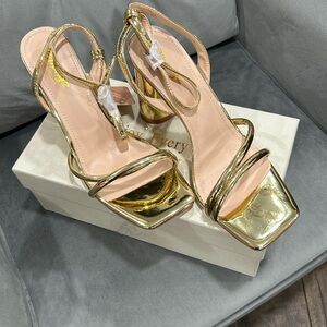 Beautiful gold pumps size 9 - Prom? Wedding? NWT